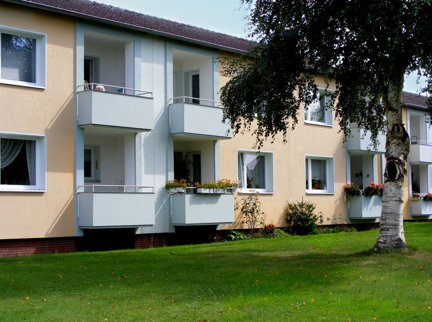 Ansicht Balkone, zweigeschossiges Mehrfamilienhaus in Harum