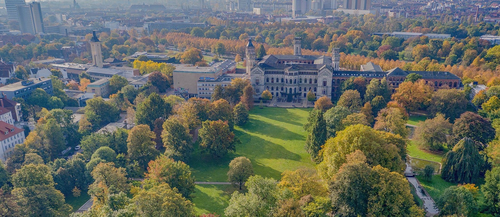 Blick auf das Welfenschloss von oben