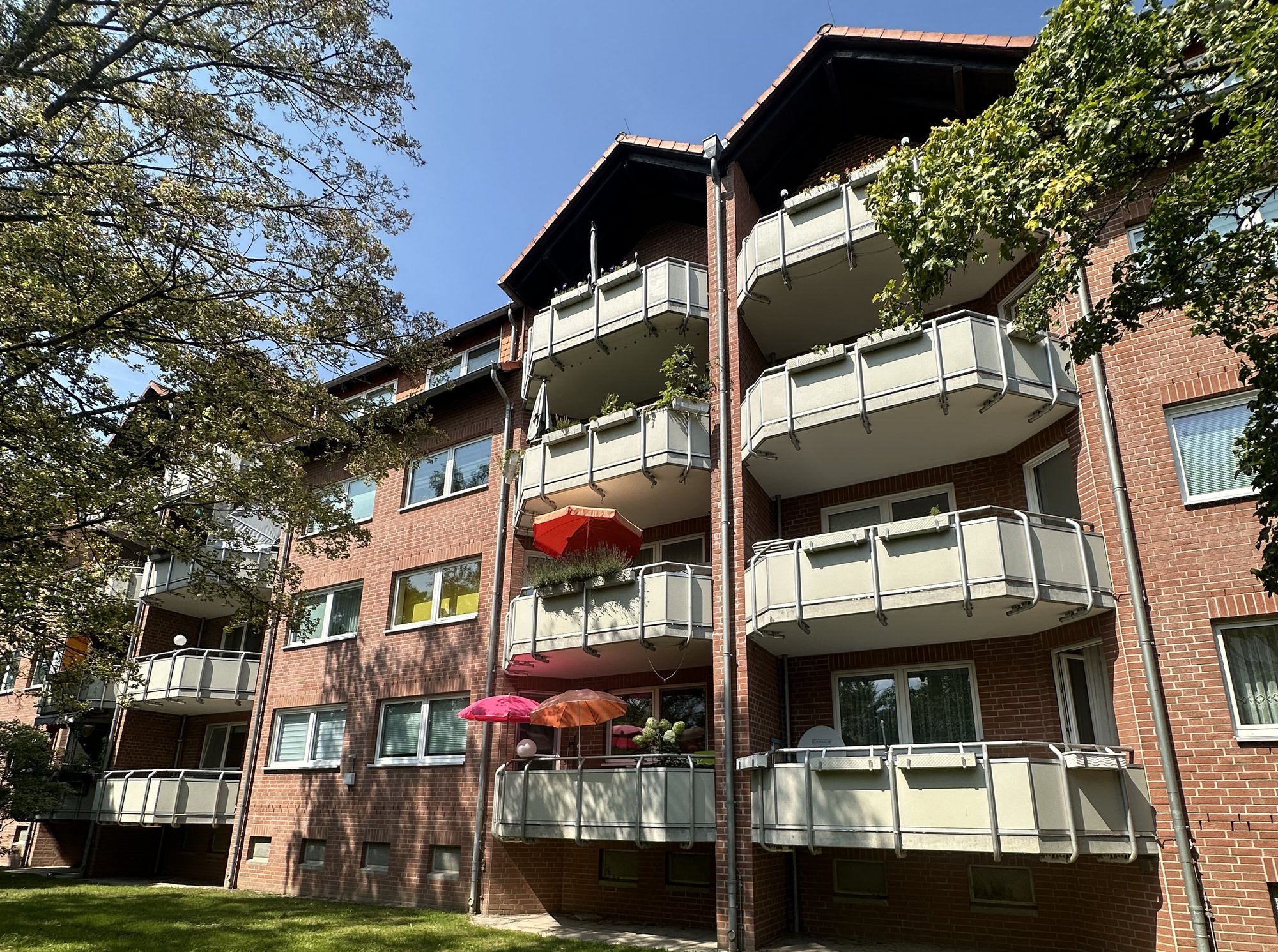 Ansicht auf Balkone von 4-geschossigem Mehrfamilienhaus mit Klinkerfassade
