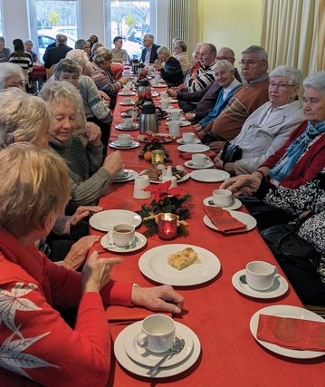 Blick auf eine Kaffeetafel mit Seniorinnen