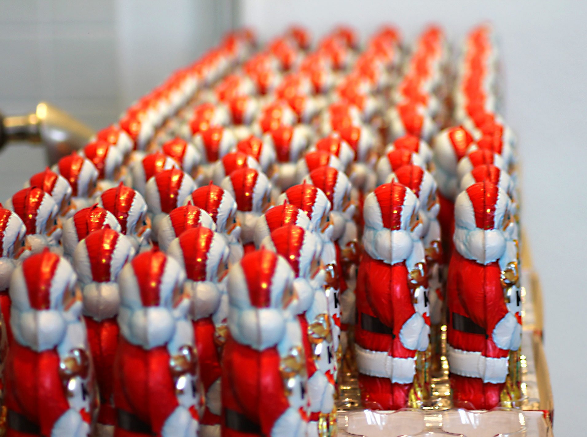 Ansicht von vielen Schoko-Weihnachtsmännern