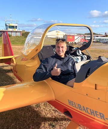 Auszubildender Jonas Wille im Motorsegler