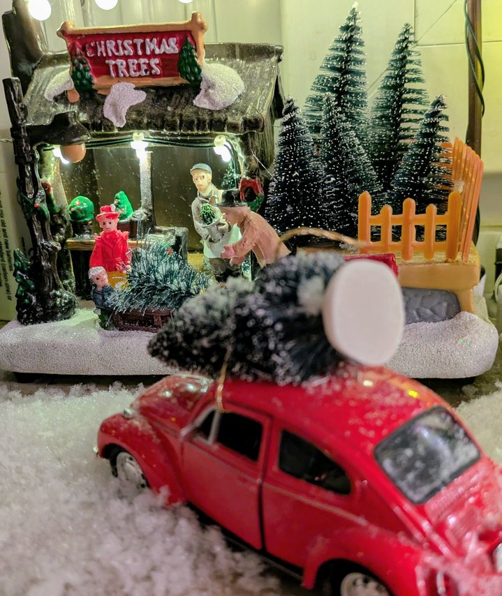 Miniaturland: Auto mit Weihnachtsbaum auf dem Dach