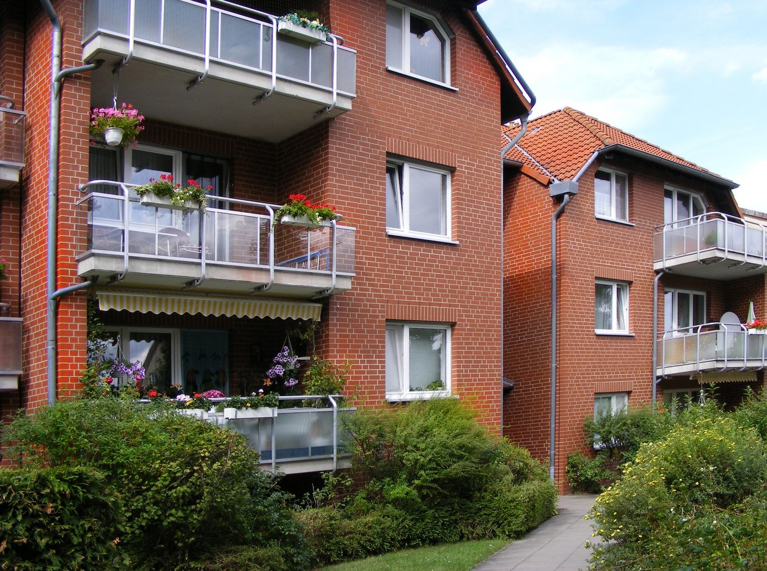 Dreigeschossiges Mehrfamilienhaus, Backsteinfassade in Laatzen