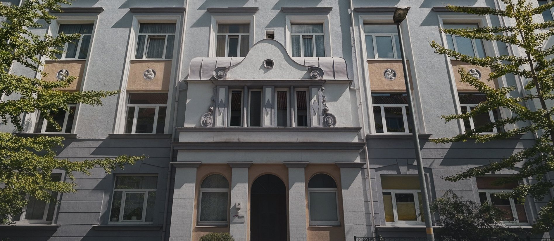 Fassade eines Mehrfamilienhauses des Heimatwerks