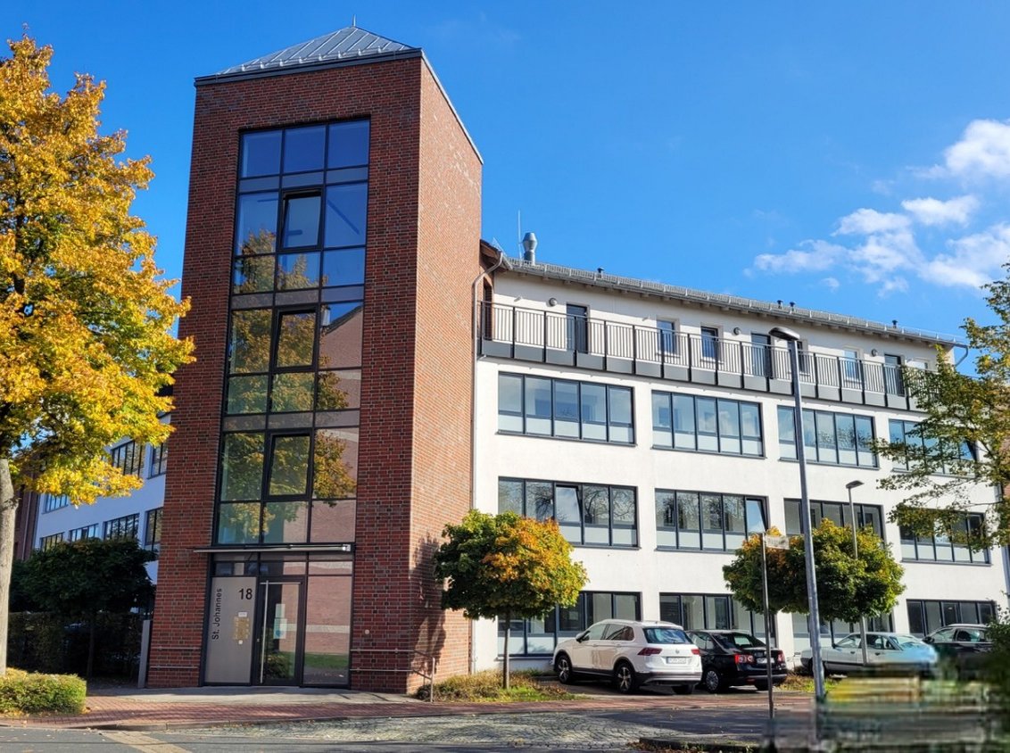 Modernes Gebäude mit verglastem Treppenhaus