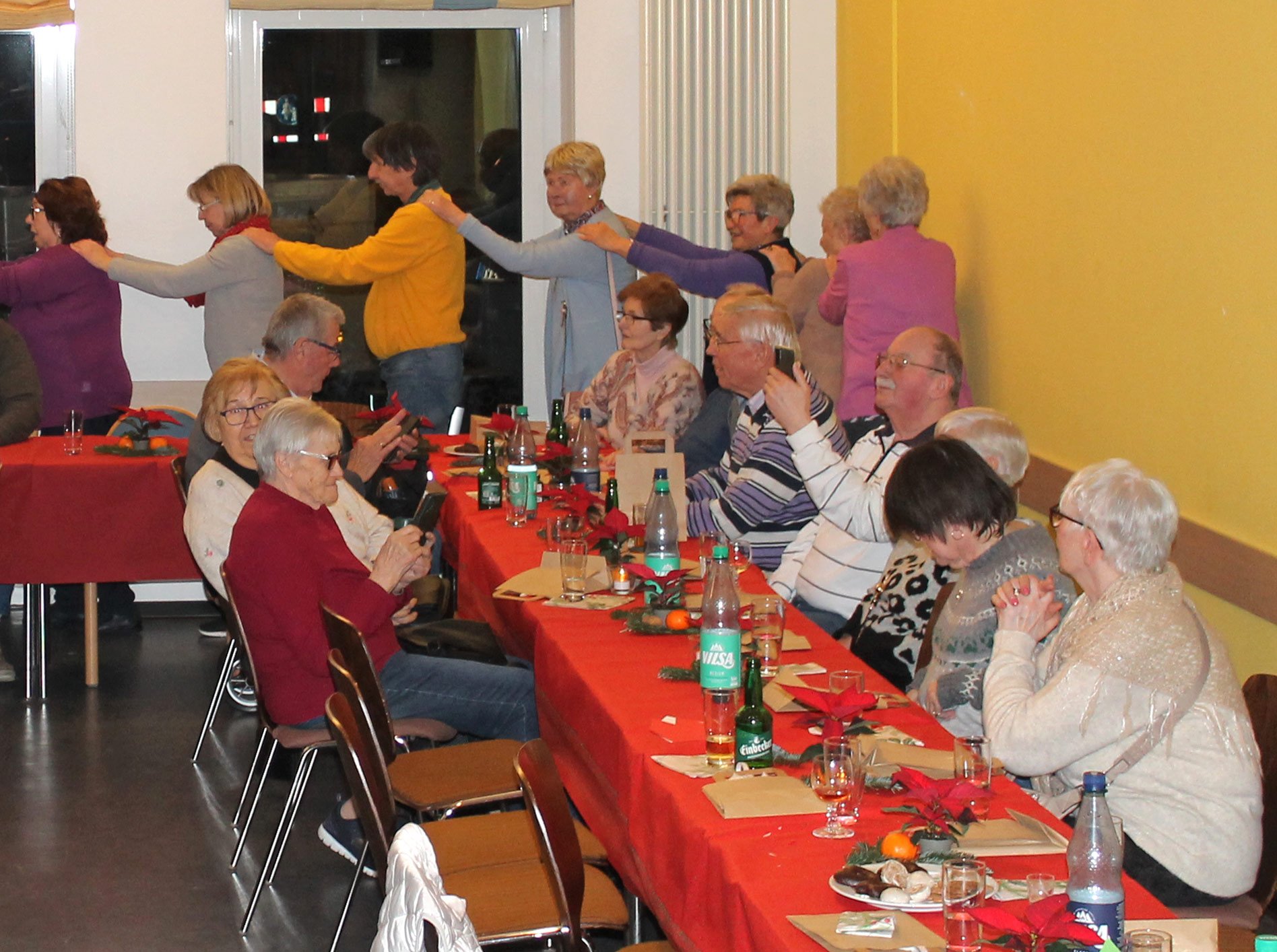 Gute Stimmung im Saal beim Senioren-Advent