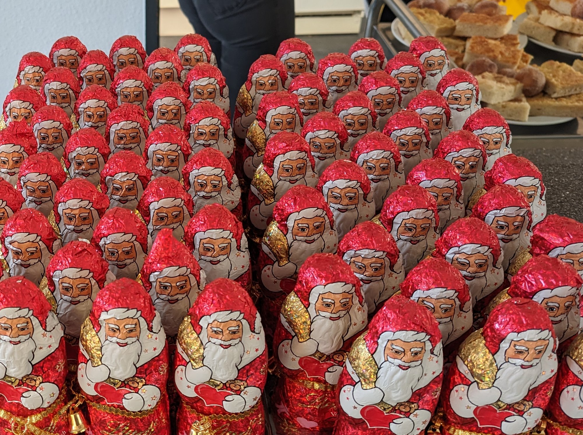 Ansicht von vielen Schoko-Weihnachtsmännern