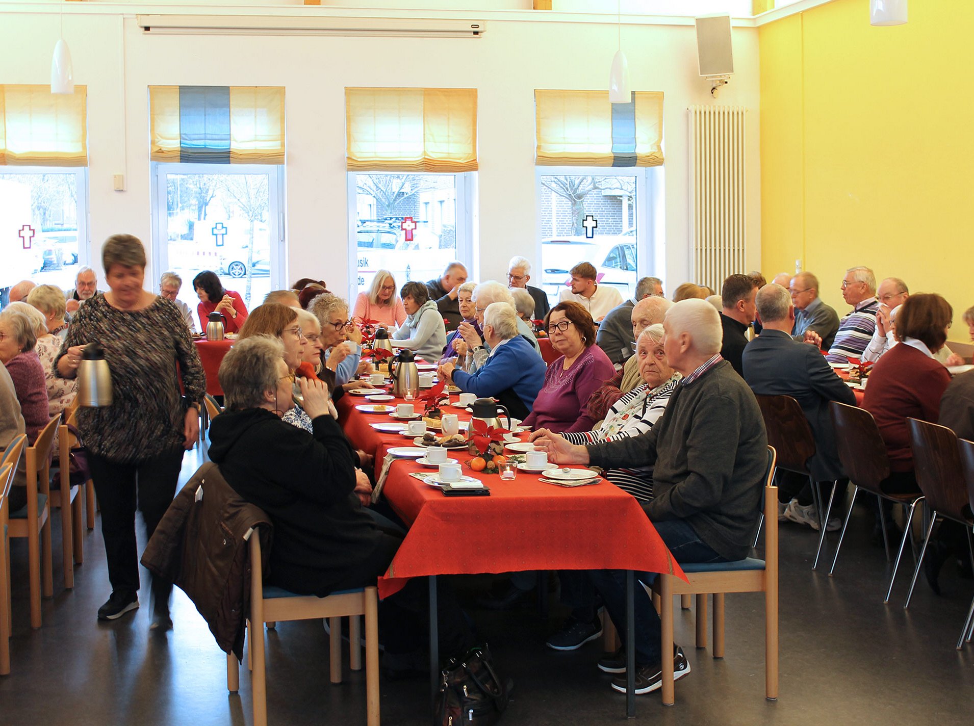 Saal mit Gästen beim Senioren-Advent