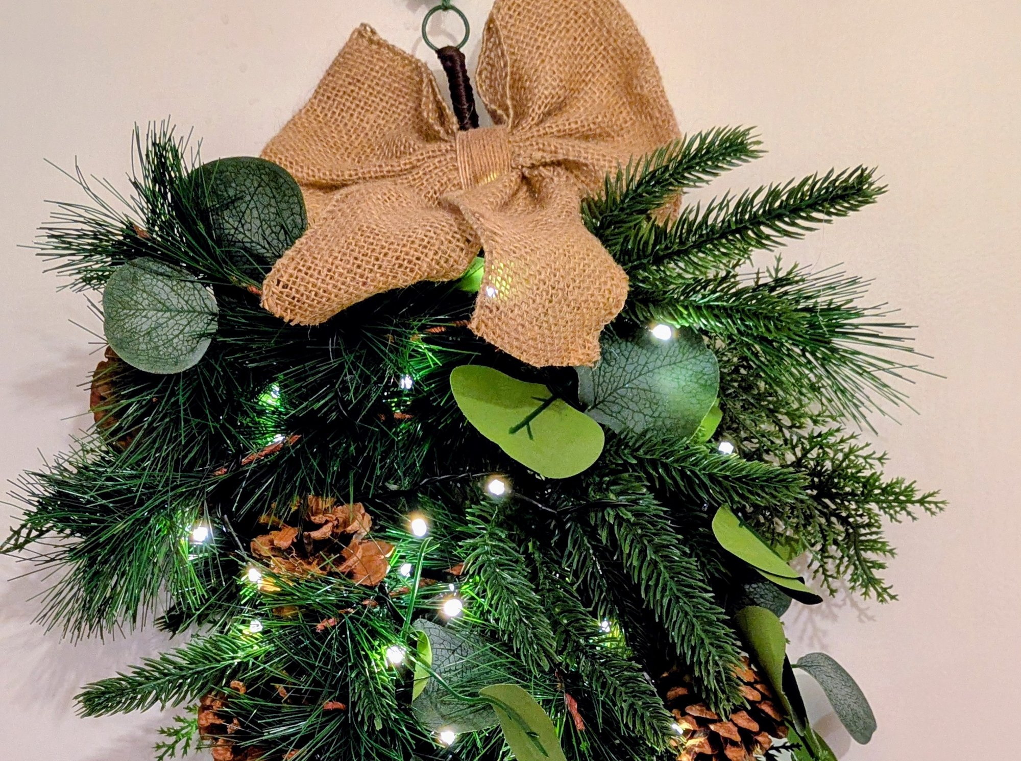 Beleuchtetes Tannengesteck, hängend