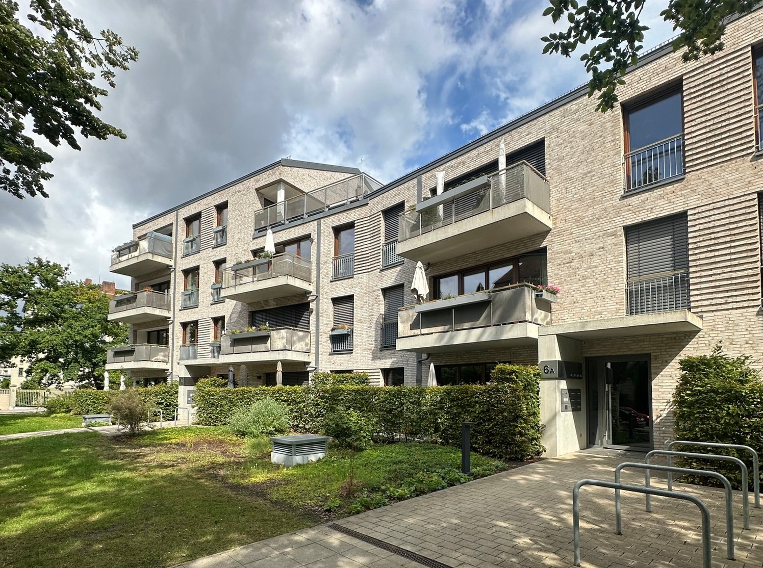 Moderner Neubau aus hellem Klinker