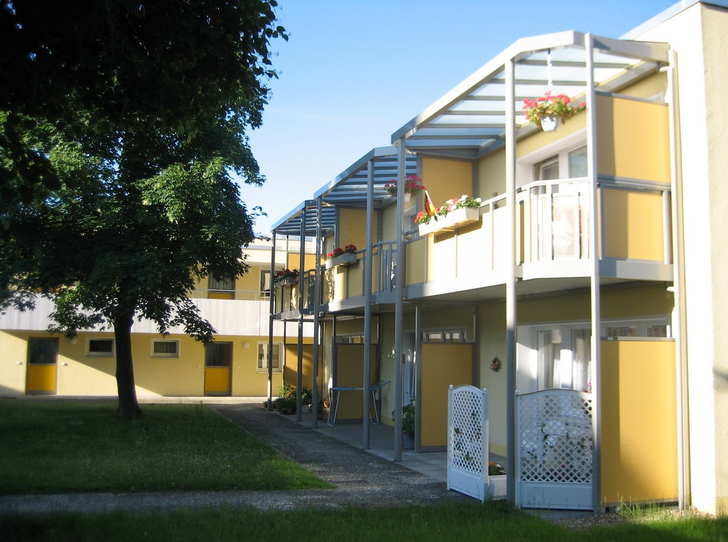 Ansicht zweigeschossiges Haus, gelber Putz, Antareshof