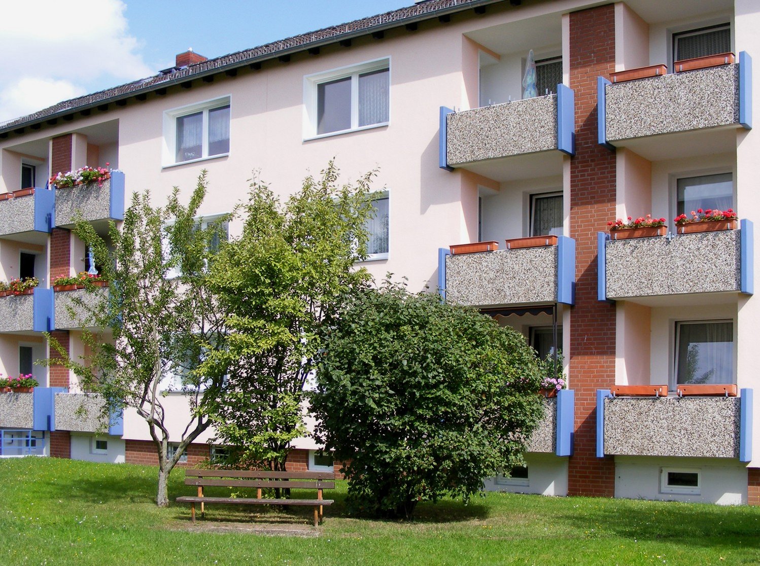 Dreigeschossiges Mehrfamilienhaus aus den 70er-Jahren