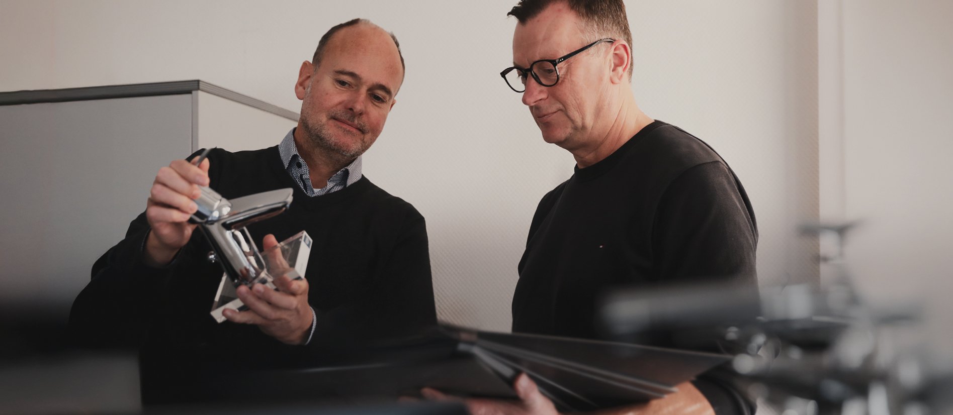 Zwei Techniker begutachten eine Badezimmer-Garnitur 