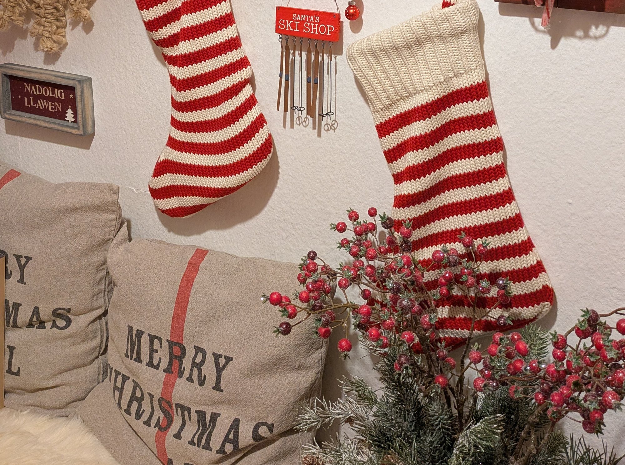 rot-weiß gestrickte Socken, Weihnachtskissen