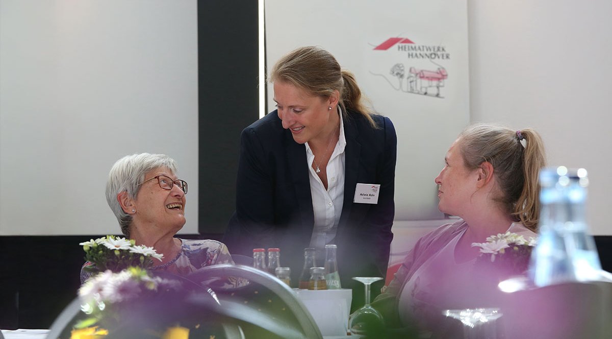 Vorständin im Gespräch mit Mitgliedern