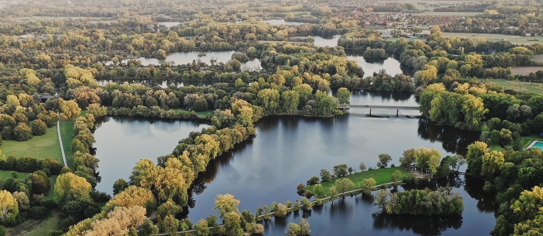 Blick von oben auf die Ricklinger Kiesteiche