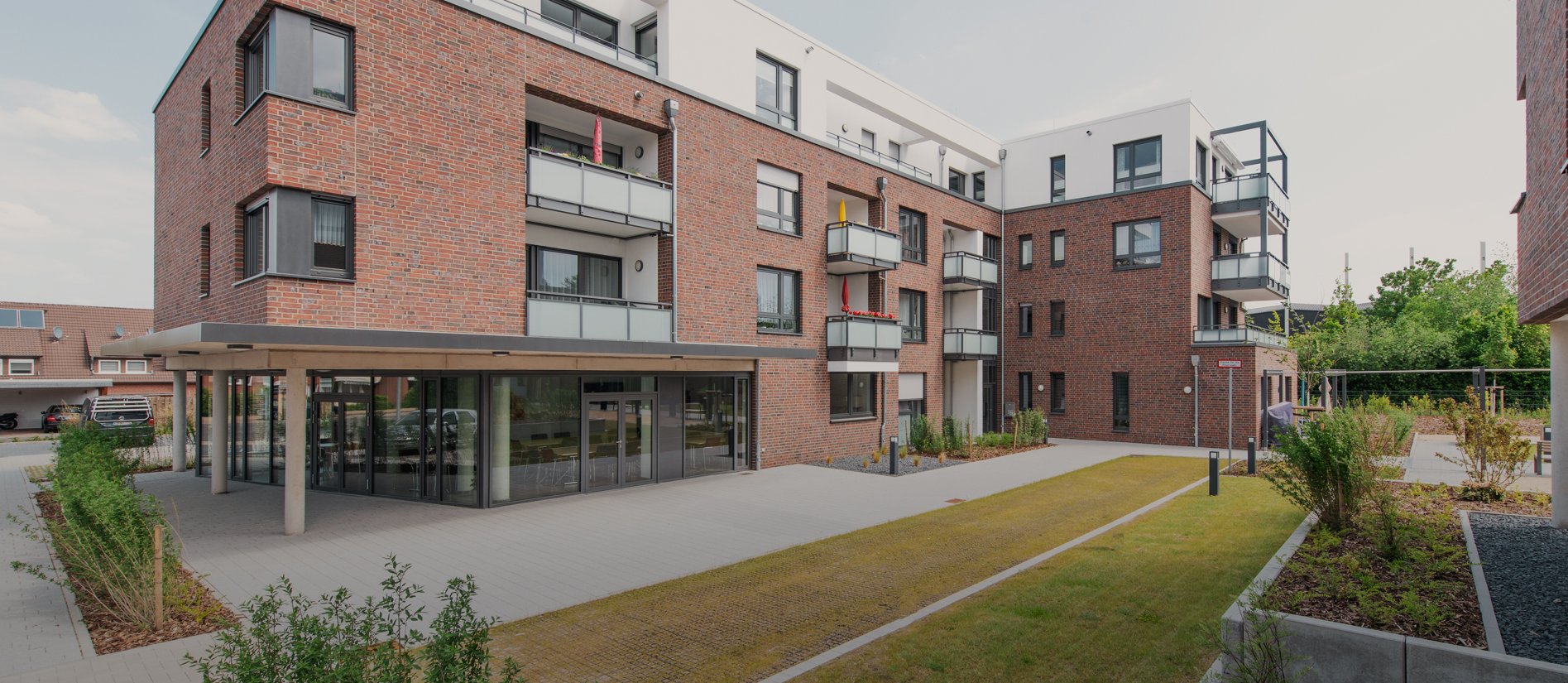 Blick auf modernes Heimatwerk-Wohnhaus