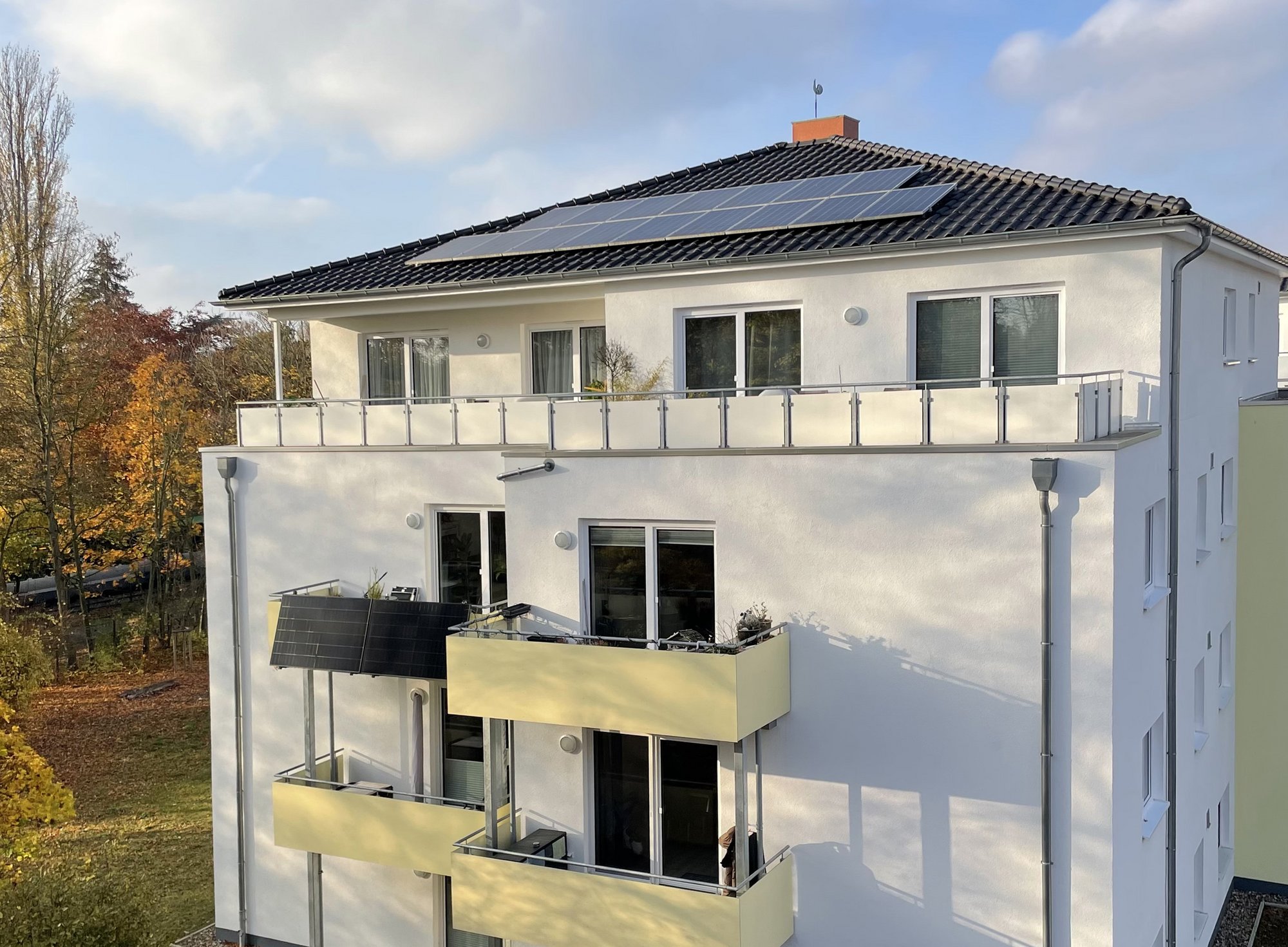 Balkonkraftanlage und Dach mit Photovoltaik