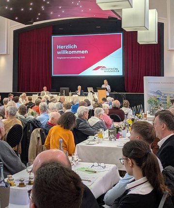 Blick auf Saal und Bühne bei der Heimatwerk Mitgliederversammlung 2026