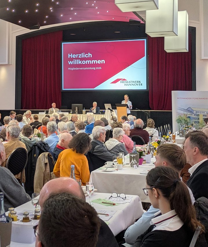 Blick auf Saal und Bühne bei der Heimatwerk Mitgliederversammlung 2026