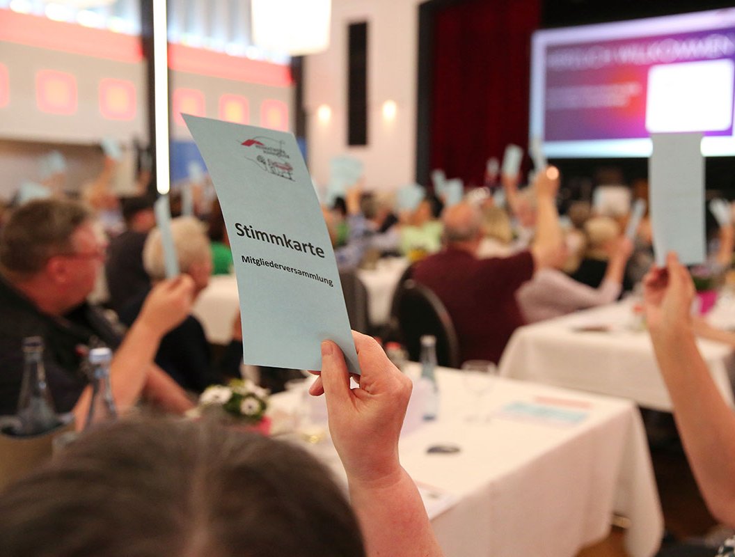 Mitbestimmung mit Stimmkarte auf einer Mitgliederversammlung