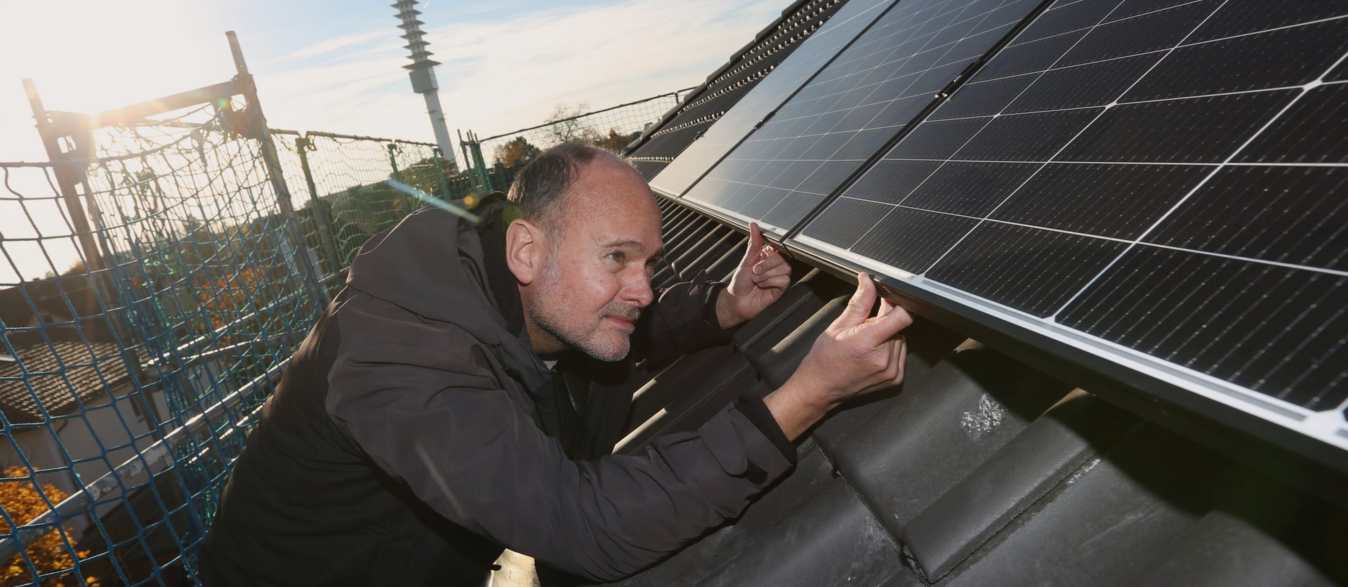 Techniker prüft Photovoltaikanlage auf dem Dach