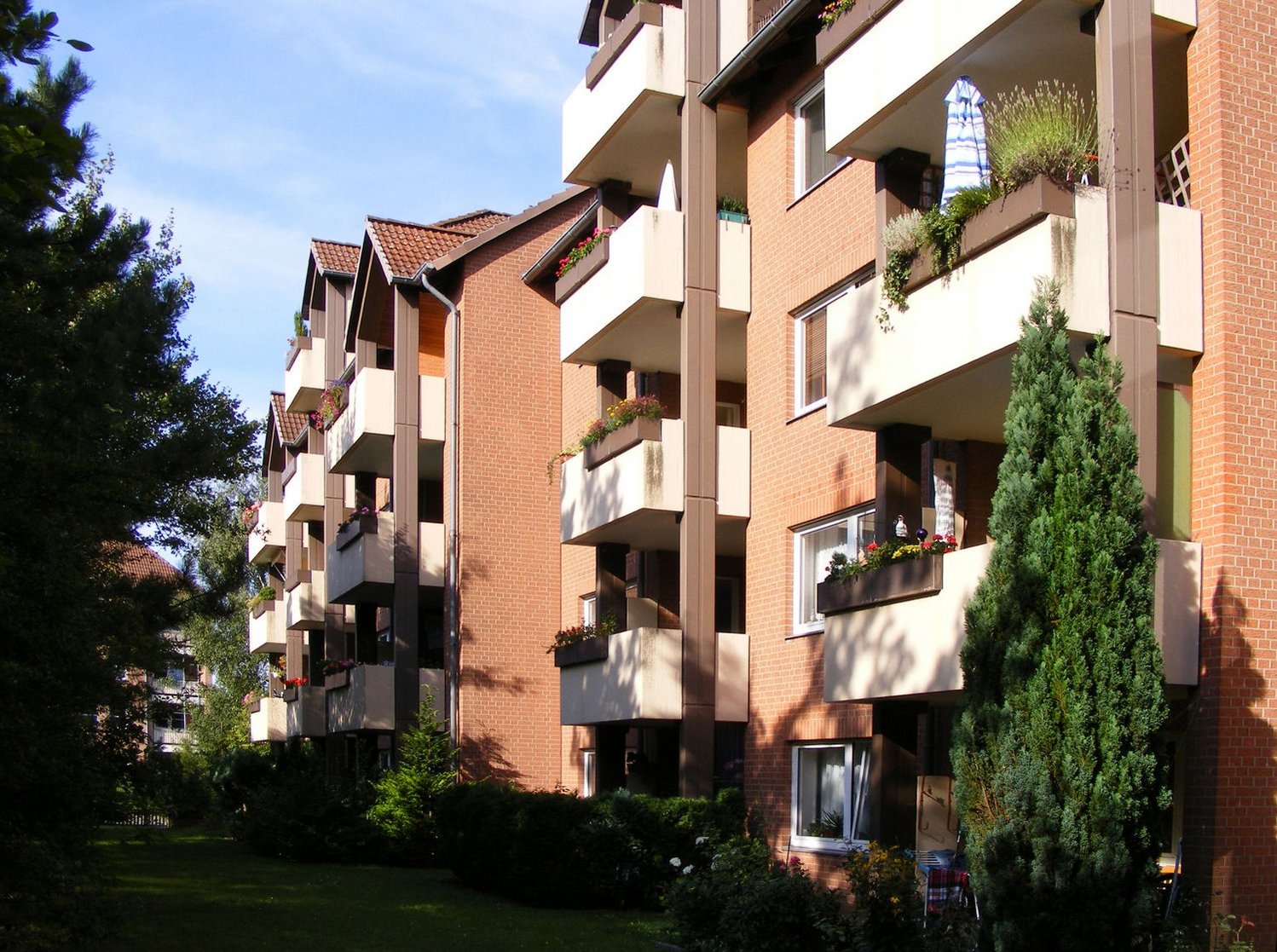 Backsteinhaus, Ansicht mit Balkonen Am Kalkbruche in Davenstedt