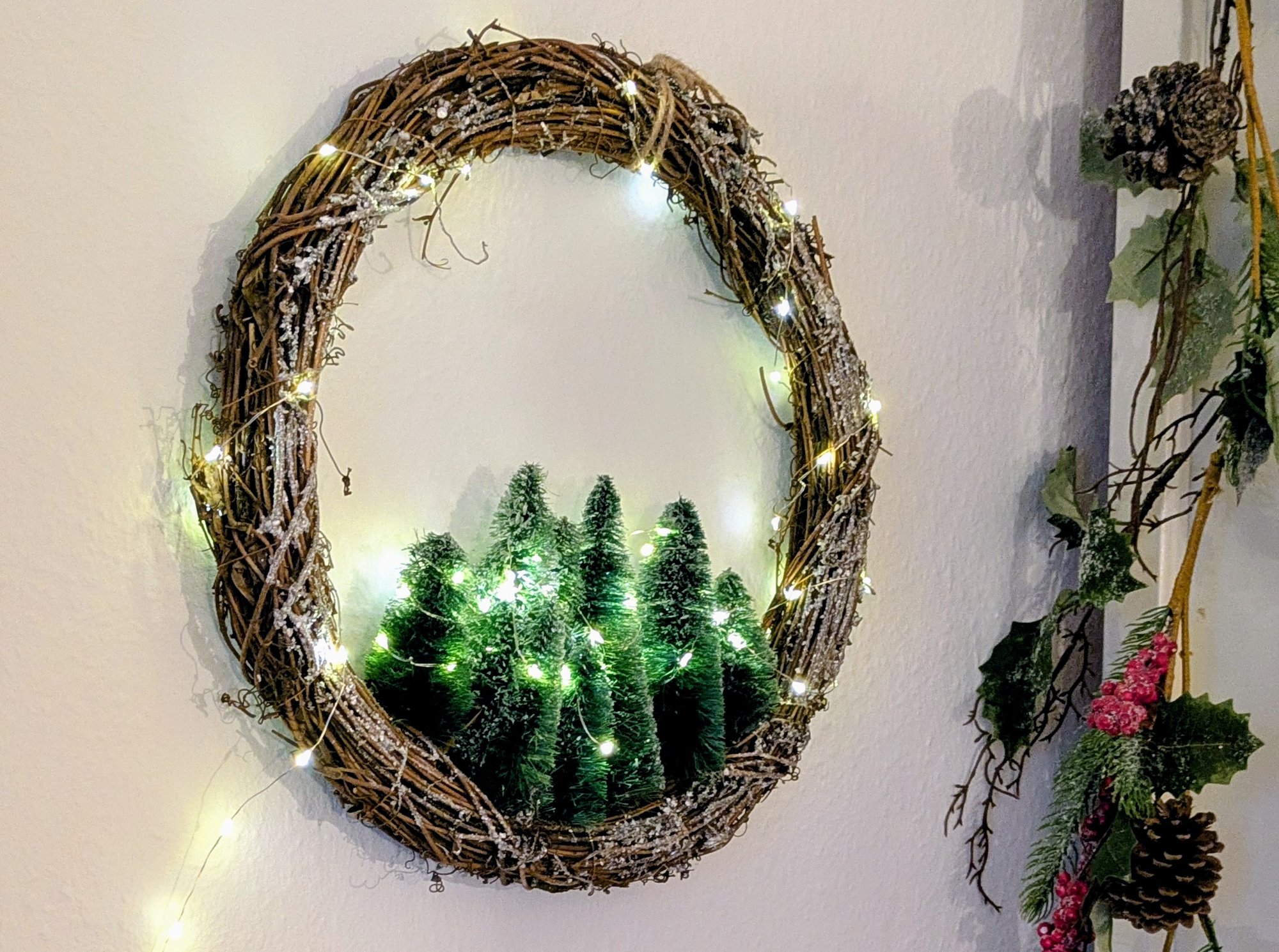Beleuchteter Kranz, an der Wand hängend