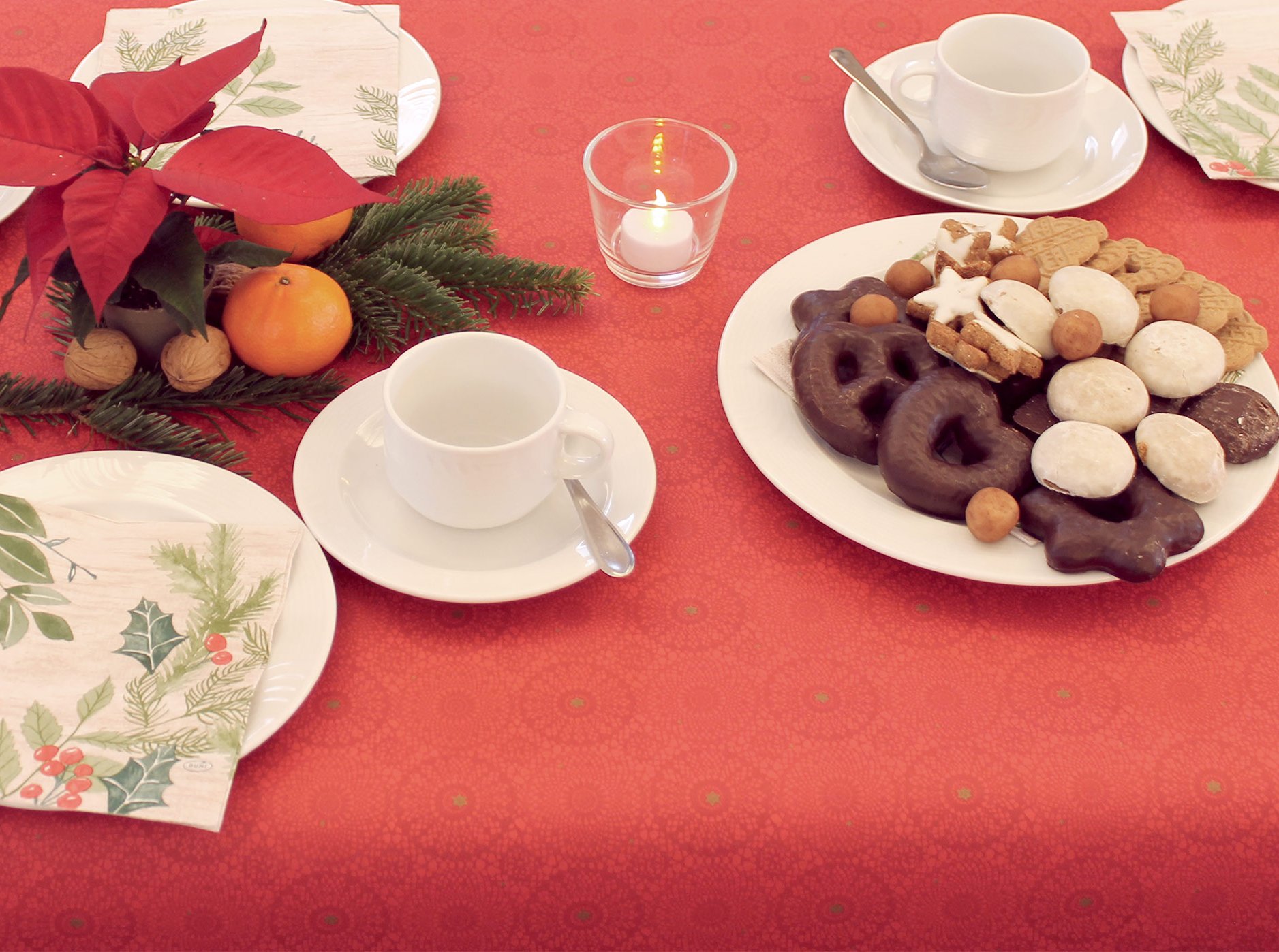 Weihnachtliche Tischdeko mit Gebäck