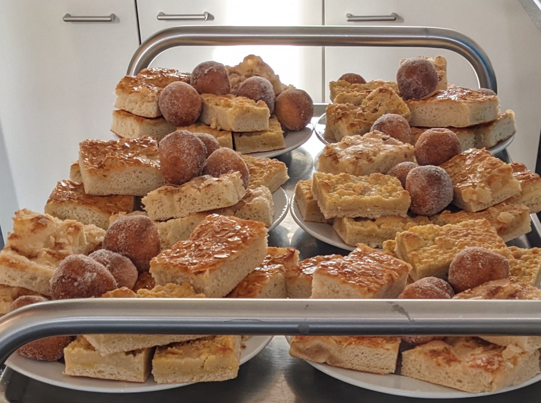 6 Teller mit Stücken von Butterkuchen