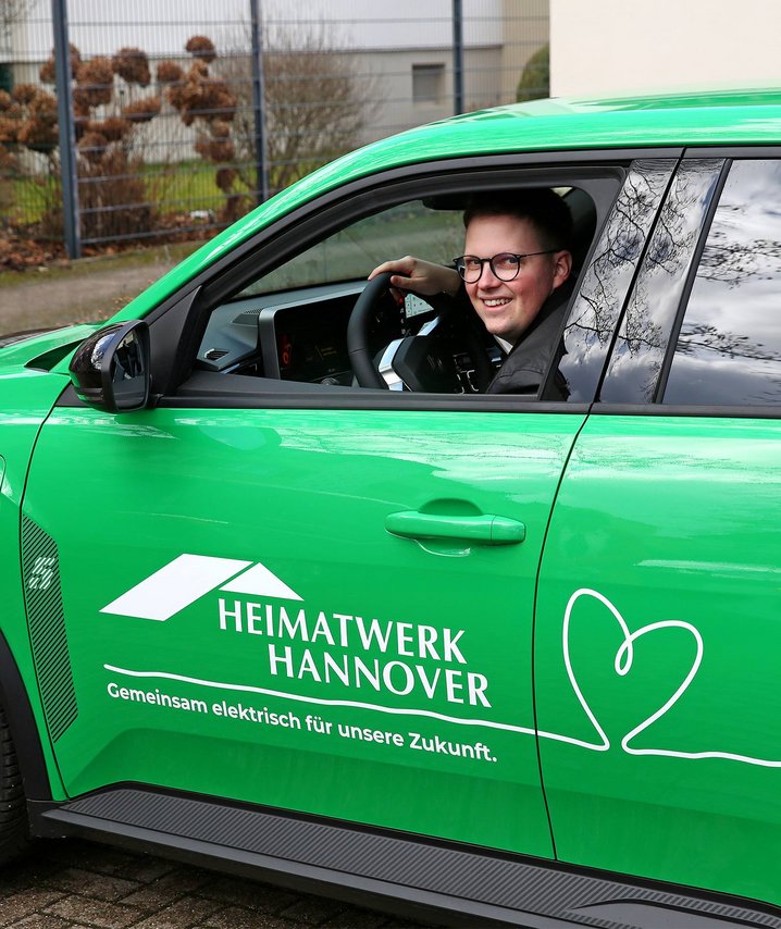 Nachhaltigkeitsmanager Niklas Meyer schaut aus Autofenster