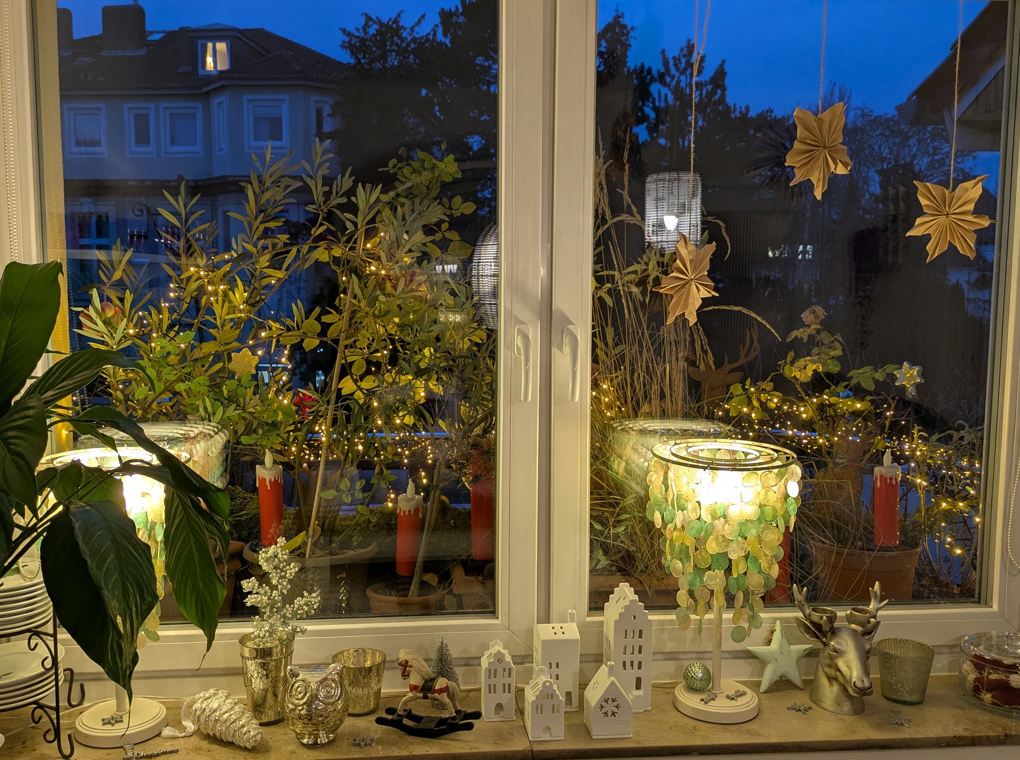 Weihnachtslich dekoriertes und beleuchtetes Fenster