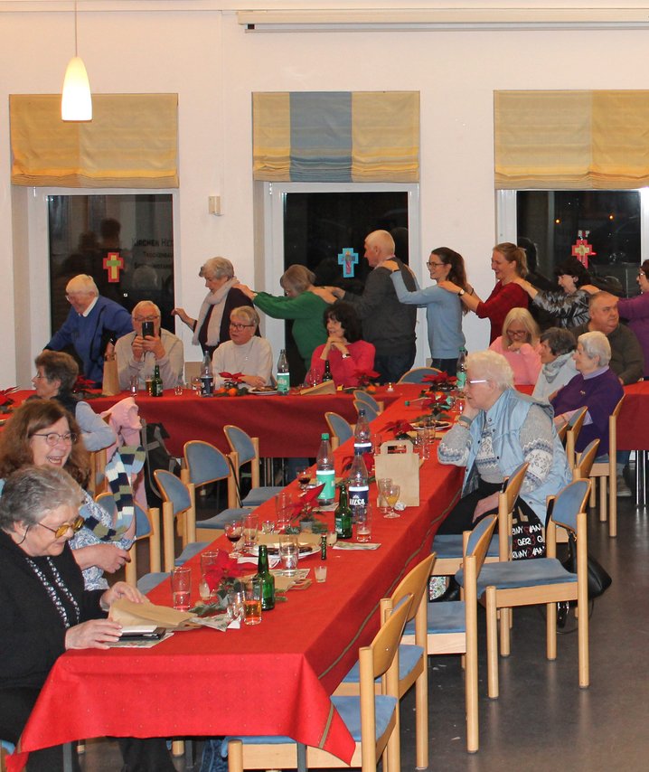 Blick auf eine Kaffeetafel mit Seniorinnen