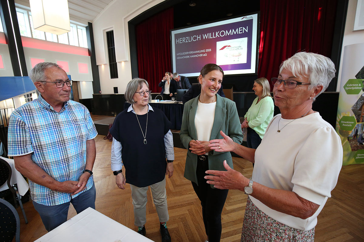 Aufsichtsrätin und Mitglieder im Gespräch