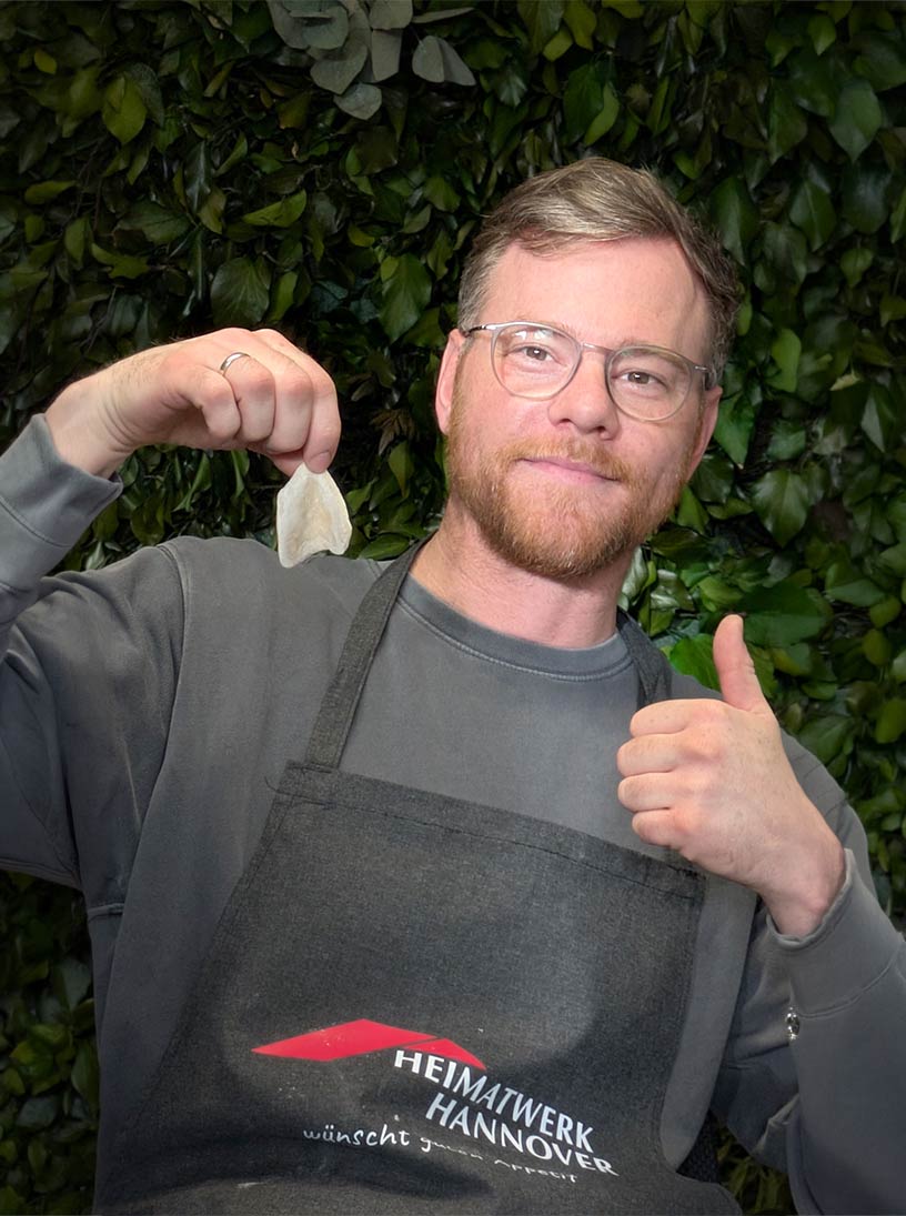 Marcel Schult zufrieden mit Pelmeni in der Hand
