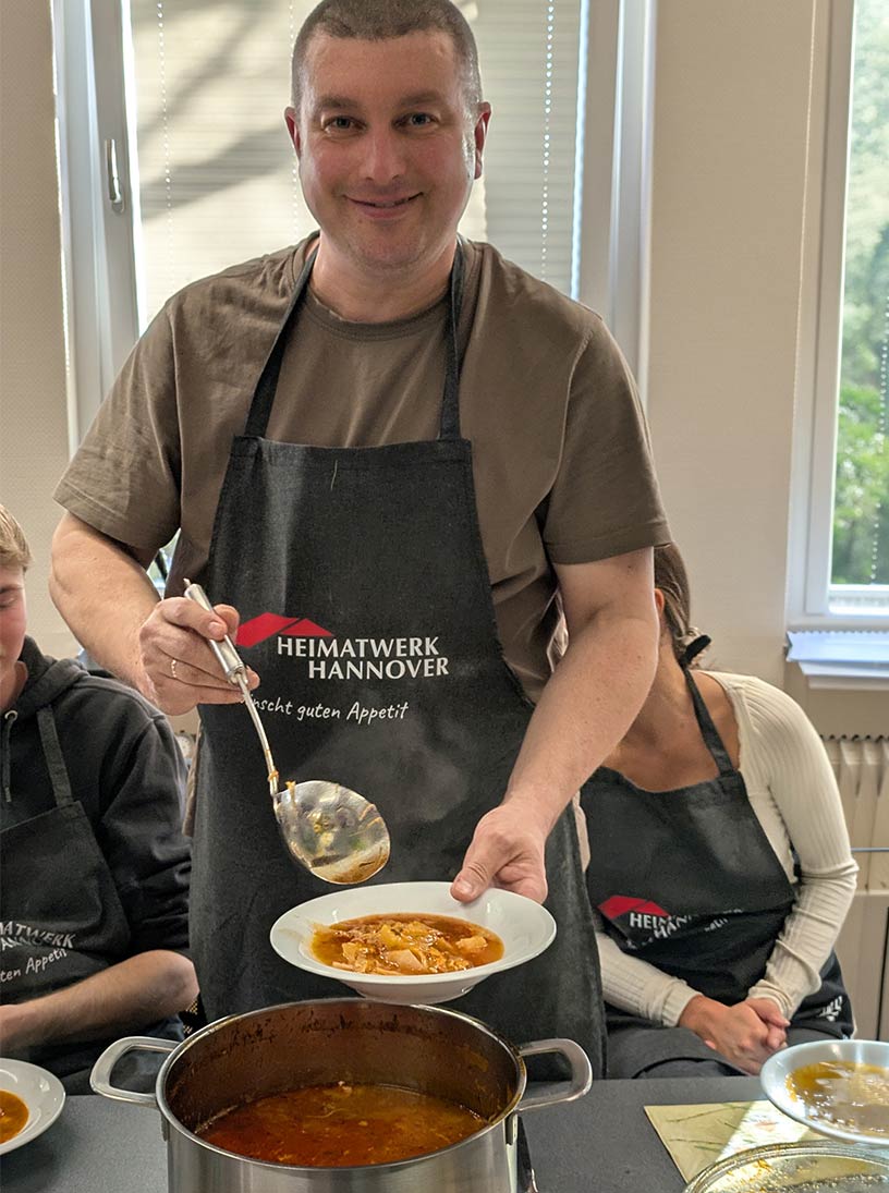 Sascha Skalivenko mit dem Topf Borschtsch