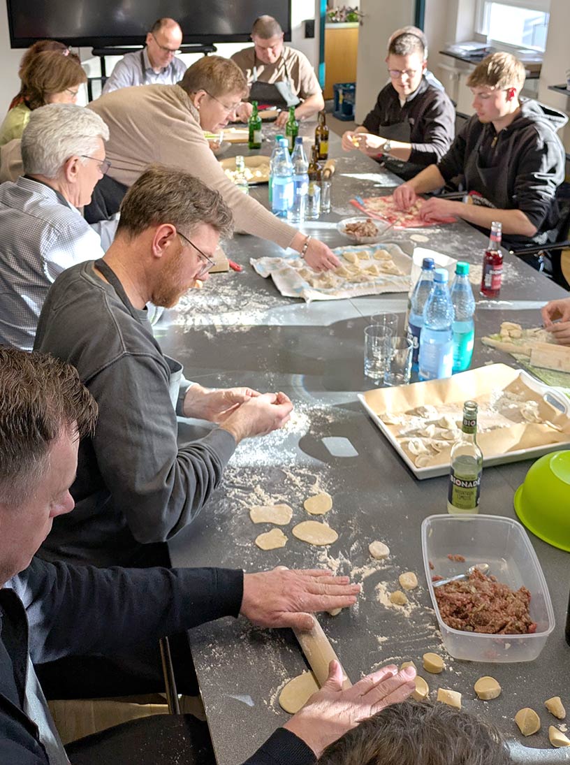 Heimatwerk-Team macht Pelmenis am Konferenztisch