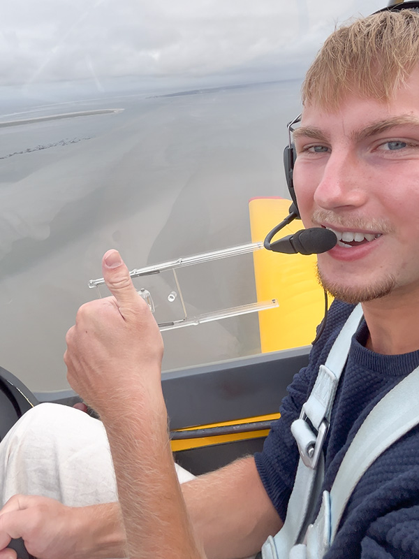 Jonas im Cockpit in der Luft 