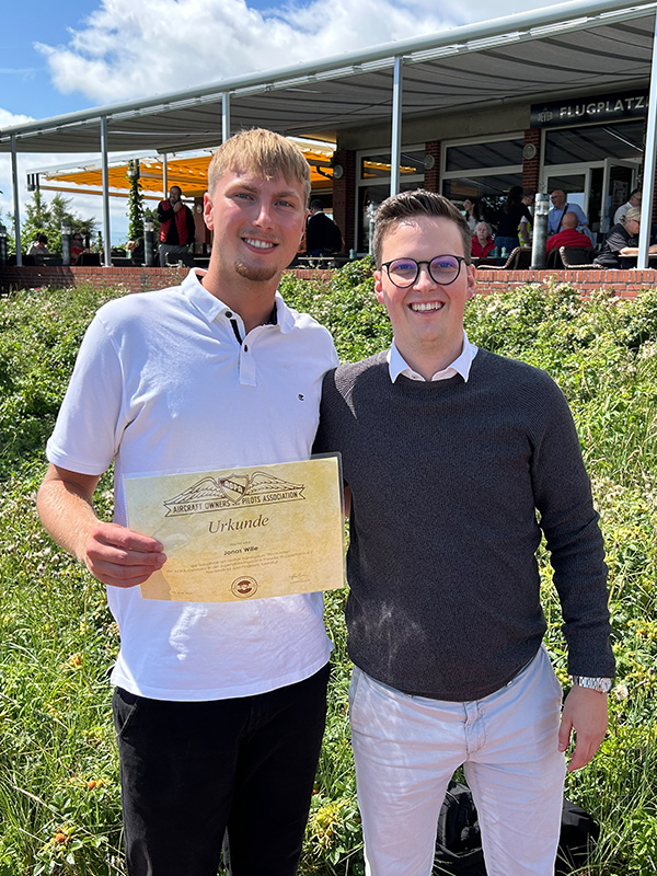 Jonas Wille und Niklas Meyer nach Urkundenübergabe 