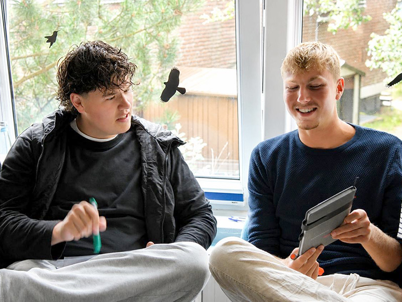 Jonas im Gespräch mit einem Azubi-Kollegen