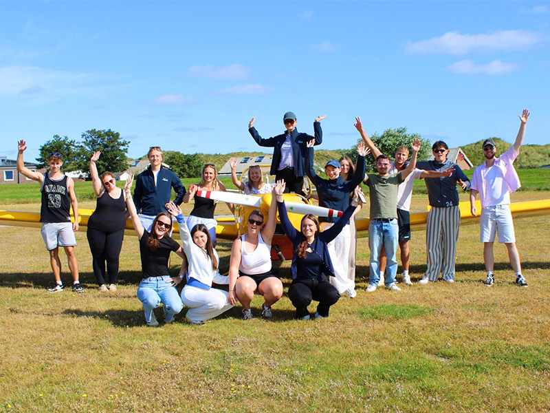 Gruppenfoto der Auszubildenden vor dem Motorsegler