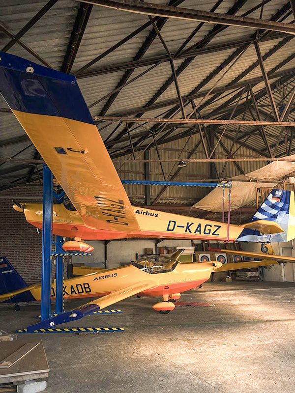 Zwei Flugzeuge im Hangar